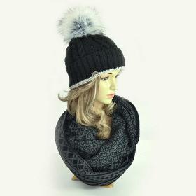 Cappello in lana con pompon nero